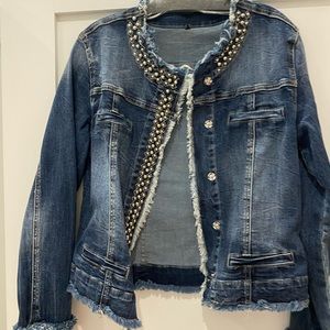 It's beautiful new jacket I bought it from fashion stretch comfortable